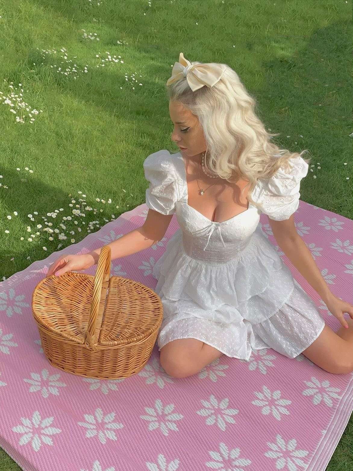 DOSE DRESS IN WHITE