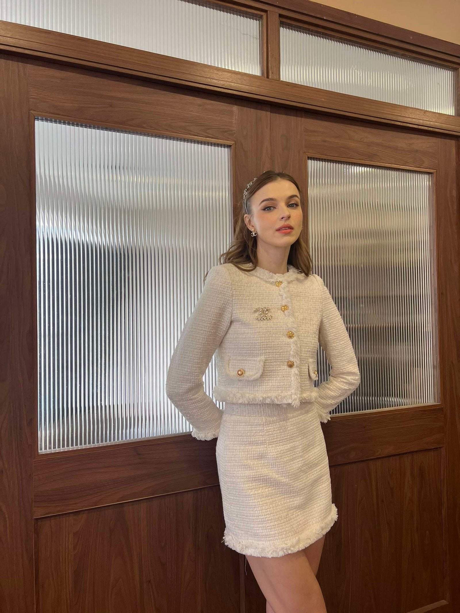 CAROL TWEED SET IN PLAIN WHITE